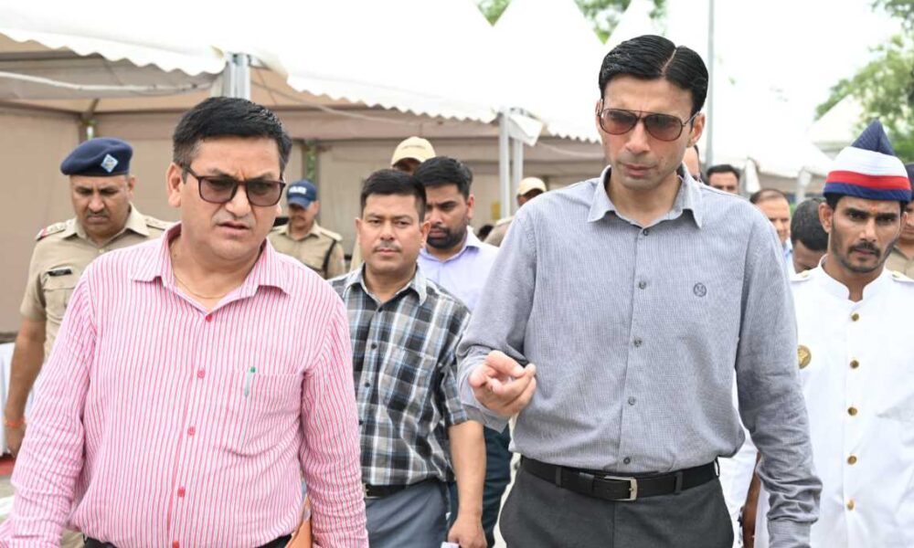 डीएम का ऋषिकेश में चारधाम यात्रा व्यवस्था का निरीक्षण