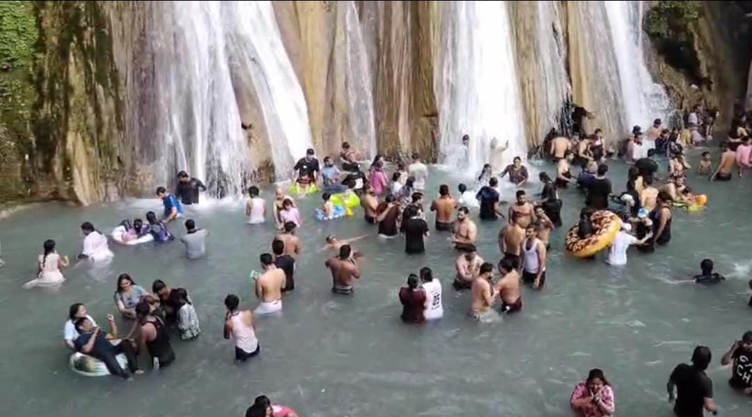 चार धाम यात्रा के दौरान यात्री केंपटी वॉटर फॉल में मिटा रहे हैं थकान