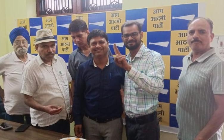 विधानसभा उपचुनाव में आप को मिली ऐतिहासिक जीत पर जश्न का माहौल