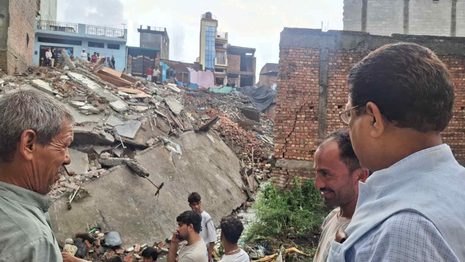 जिलाधिकारी ,एसडीएम व नगर निगम महापौर से वार्ता, तत्काल आपदा राहत देने की मांग