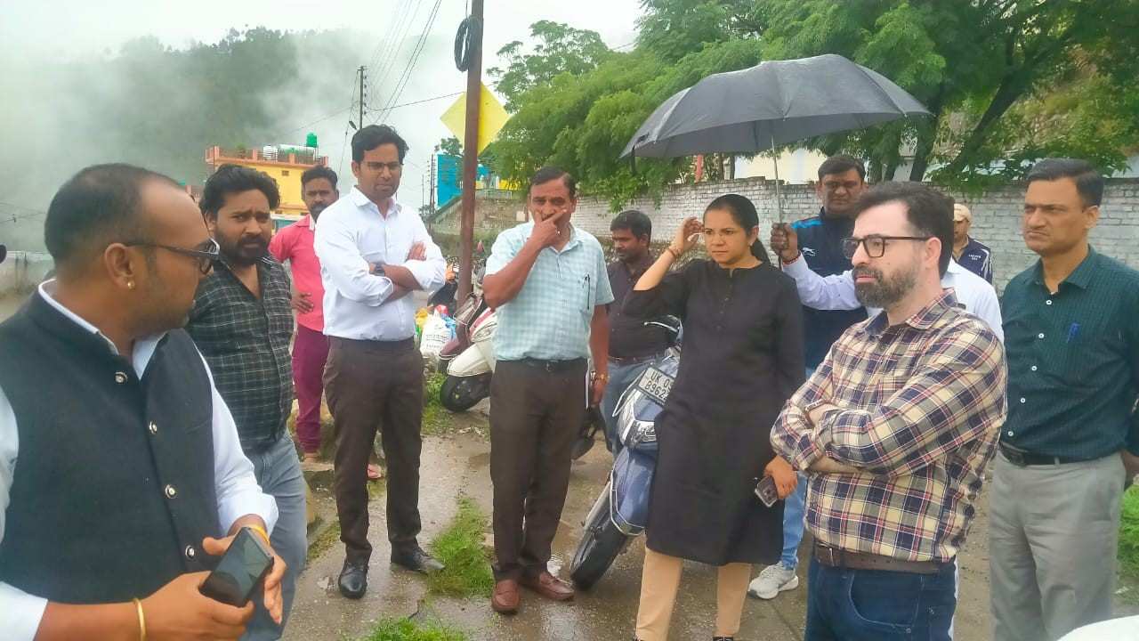 डीएम टिहरी ने किया शहर की नालियों और भवनों का निरीक्षण