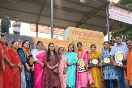 डॉक्टर्स डे- वसुंधरा ट्रस्ट की ओर से पूर्णानंद घाट पर चिकित्सकों का सम्मान