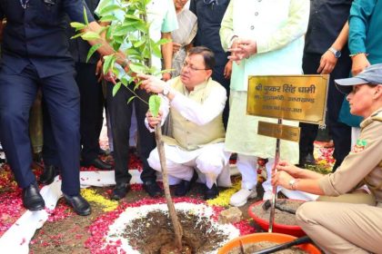 हरेला पर्व पर राज्यव्यापी पौधारोपण कार्यक्रम में मुख्यमंत्री ने रोपा रुद्राक्ष का पौधा