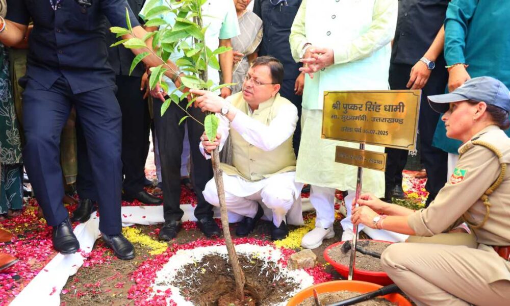हरेला पर्व पर राज्यव्यापी पौधारोपण कार्यक्रम में मुख्यमंत्री ने रोपा रुद्राक्ष का पौधा