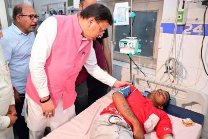 मुख्यमंत्री धामी ने एम्स ऋषिकेश में भर्ती घायल श्रद्धालुओं का हालचाल जाना