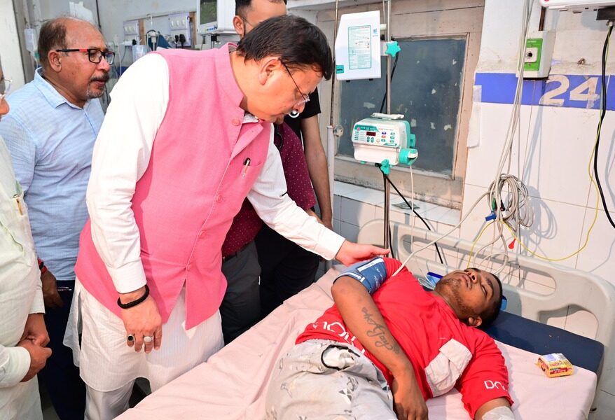 मुख्यमंत्री धामी ने एम्स ऋषिकेश में भर्ती घायल श्रद्धालुओं का हालचाल जाना