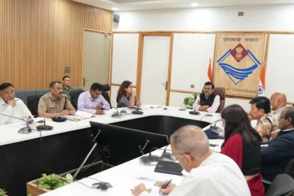 मुख्य सचिव आनन्द बर्द्धन की अध्यक्षता में वाइब्रेंट विलेज योजना से सम्बन्धित बैठक आयोजित हुई