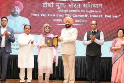 राज्यपाल ने टीबी मुक्त भारत अभियान में उत्कृष्ट योगदान देने वाले लोगों को किया सम्मानित