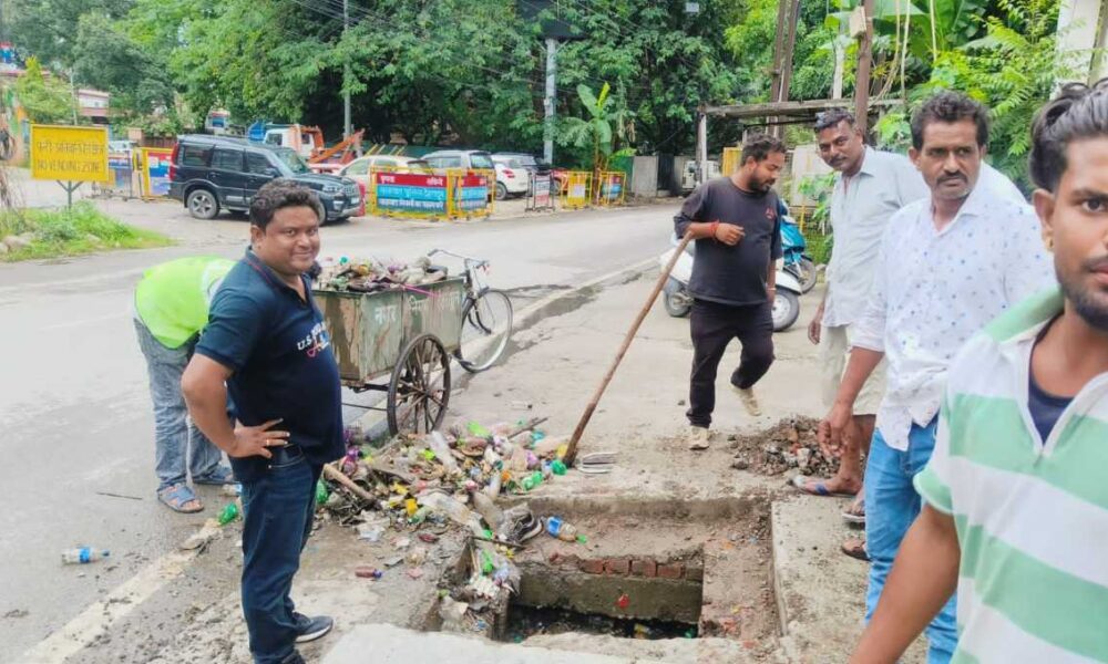 दून अस्पताल, बंजारावाला, व प्रिंस चौक पर जलभराव, सीवर लाईन चोक की शिकायत मिलते ही समाधानः