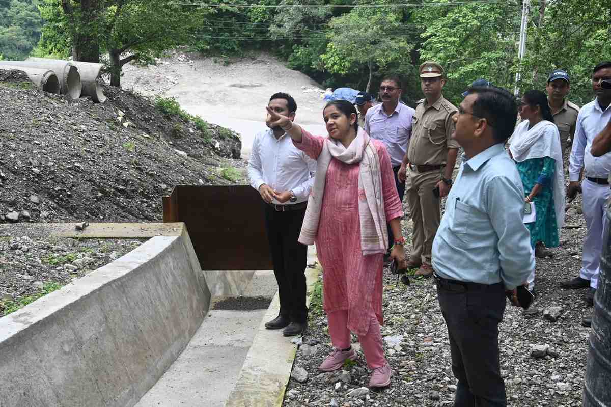 नीरगढ़, शिवपुरी रेंज नरेंद्रनगर में जिलाधिकारी ने किया स्थलीय निरीक्षण