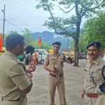 खाकी- शिव भक्त कांवड़ियों का माला पहनाकर और प्रसाद वितरण कर स्वागत