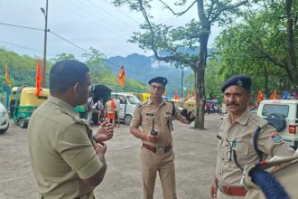 खाकी- शिव भक्त कांवड़ियों का माला पहनाकर और प्रसाद वितरण कर स्वागत