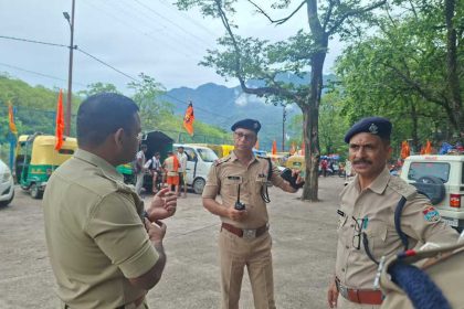 खाकी- शिव भक्त कांवड़ियों का माला पहनाकर और प्रसाद वितरण कर स्वागत