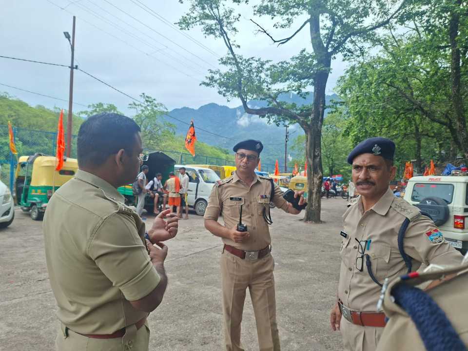 खाकी- शिव भक्त कांवड़ियों का माला पहनाकर और प्रसाद वितरण कर स्वागत