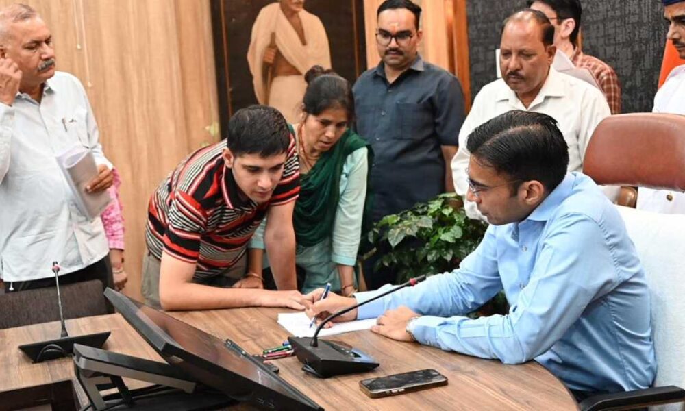 सगे बेटे व पत्नी के लिए ही खतरे का सबब बना शस्त्र; डीएम ने लाईसेंस निलम्बित किया