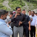 डीएम पंहुचे पाटा गांव, ग्राम पंचायत बमराड़ के पाटा गांव भू- धसाव का जियोलॉजिकल सर्वे कराने के डीएम ने दिए निर्देश