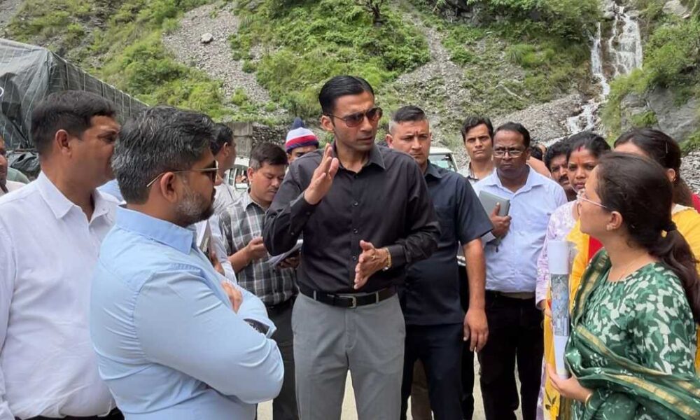 डीएम पंहुचे पाटा गांव, ग्राम पंचायत बमराड़ के पाटा गांव भू- धसाव का जियोलॉजिकल सर्वे कराने के डीएम ने दिए निर्देश