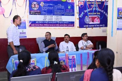 जिलाधिकारी ने जिला महिला चिकित्सालय से किया विशेष टीकाकरण अभियान की शुरुआत