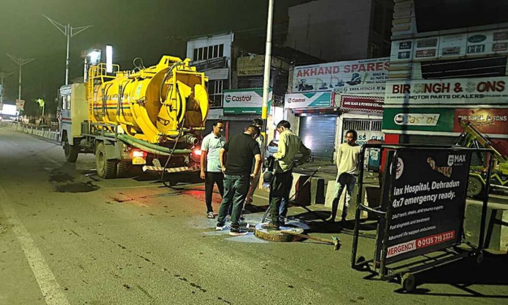 बारिश और भूस्खलन से सड़क अवरूद्व होने पर प्रशासन का त्वरित एक्शन, जनमन को राहत