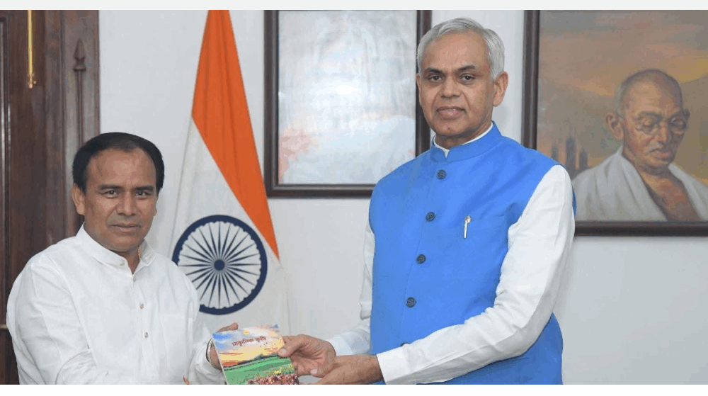 गुजरात के राज्यपाल से मिले,सहकारिता मंत्री, मेलों के शुभारंभ का दिया आमंत्रण