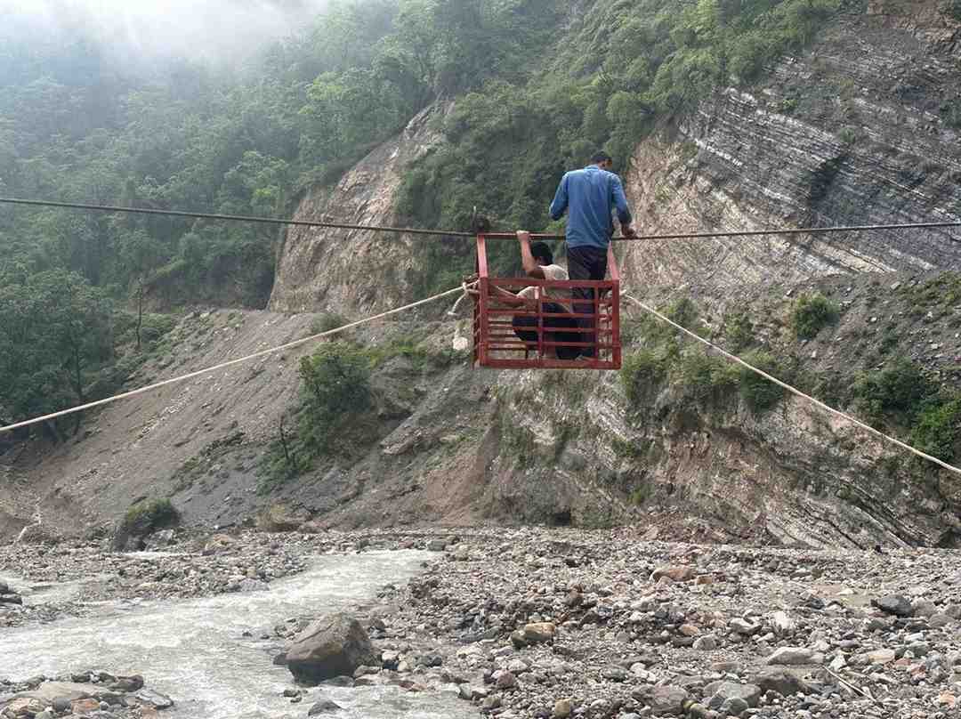 जौनपुर ब्लॉक के चिफल्डी गदेरे पर ट्रॉली लगाने का कार्य पूर्ण 1 जौनपुर ब्लॉक के चिफल्डी गदेरे पर ट्रॉली लगाने का कार्य पूर्ण