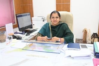 डीएम ने जताई नाराजगी, अधिकारियों को नोटिस जारी
