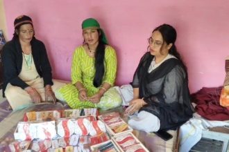 प्राकृतिक सामग्री से बनी राखियों ने पाई खास पहचान