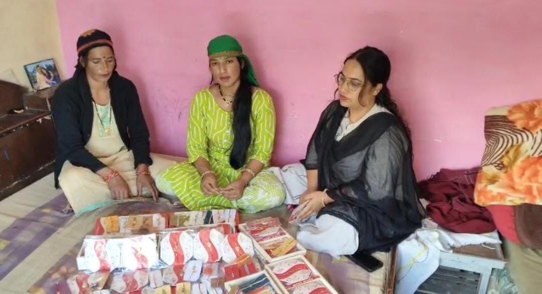 प्राकृतिक सामग्री से बनी राखियों ने पाई खास पहचान