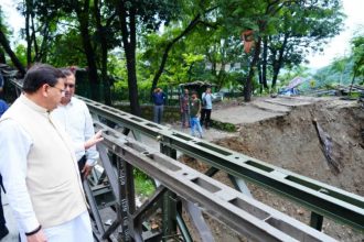 मुख्यमंत्री पुष्कर सिंह धामी ने मसूरी रोड एवं किमाड़ी क्षेत्र का स्थलीय निरीक्षण किया