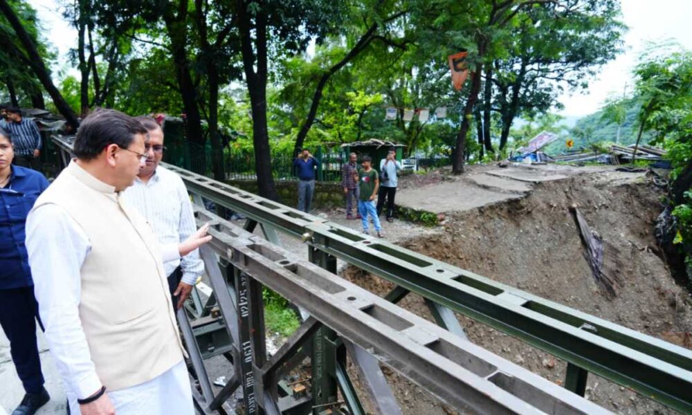 मुख्यमंत्री पुष्कर सिंह धामी ने मसूरी रोड एवं किमाड़ी क्षेत्र का स्थलीय निरीक्षण किया