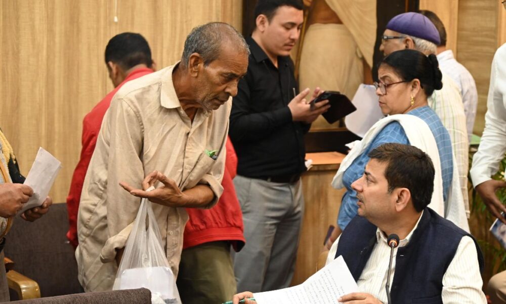 जनता दरबार में 134 फरियादें सुनीं, कई मामलों का मौके पर निस्तारण… 