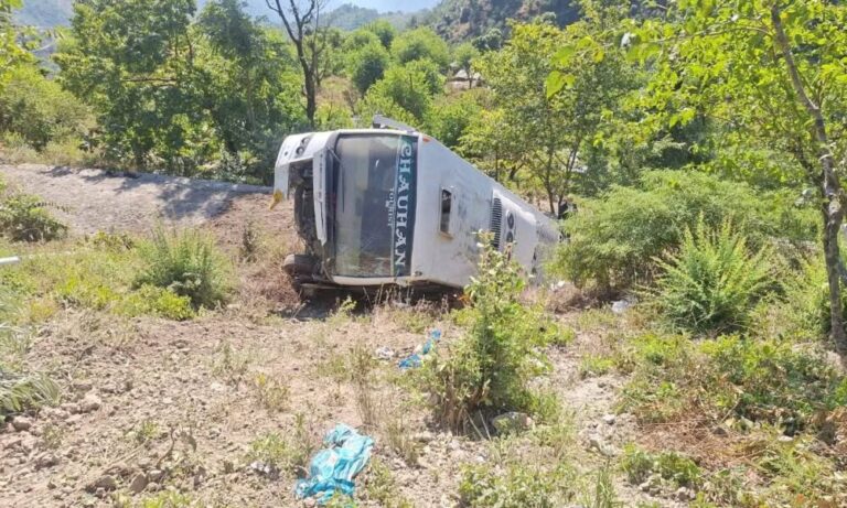 कुंजापुरी मन्दिर के दर्शन कर लौट रहे श्रदालुओं की बस दुर्घटनाग्रस्त