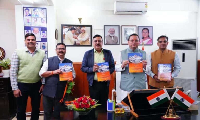 मुख्यमंत्री ने किया औद्योगिक विकास तथा सूक्ष्म, लघु एवं मध्यम उद्यम विभाग के शासनादेशों के संकलन का विमोचन