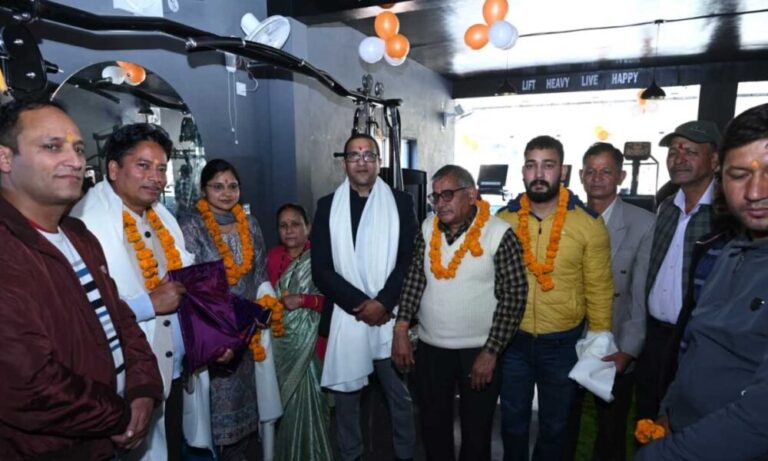 स्वरोजगार उद्यमियों को प्रोत्साहित करने पहुंचे जिलाधिकारी