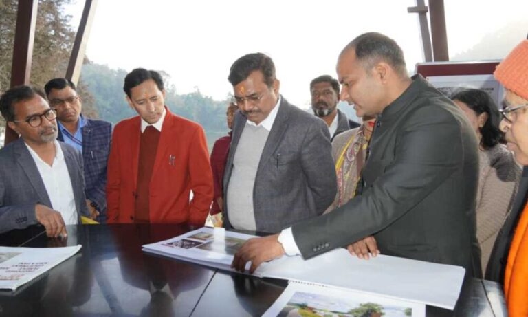 मुख्य सचिव आनन्द बर्द्धन का चम्पावत में व्यापक विकास कार्यों का स्थलीय निरीक्षण