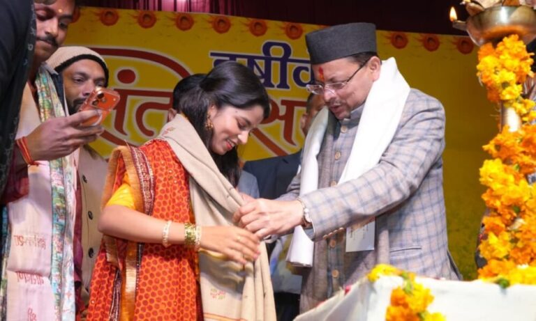 मुख्यमंत्री पुष्कर सिंह धामी भरत मंदिर ऋषिकेश में आयोजित वसंतोत्सव 2026 मैथिली ठाकुर नाइट में हुए सम्मिलित