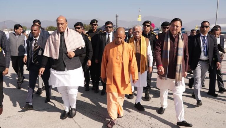 जौलीग्रांट एयरपोर्ट पर मुख्यमंत्री धामी ने केंद्रीय रक्षा मंत्री व अन्य गणमान्य नेताओं का किया स्वागत…