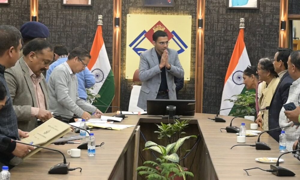 राज्य आंदोलनकारियों की समस्याओं का समाधान प्रशासन की प्राथमिकता : डीएम