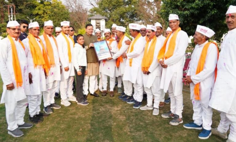 पुष्कर सिंह धामी को चम्पावत के होल्यारों ने दी होली की शुभकामनाएं…