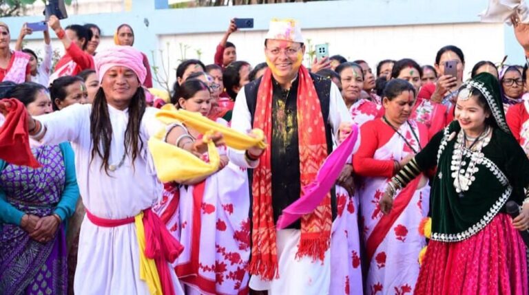 नगला तराई स्थित निजी आवास पर पारंपरिक उल्लास के साथ मना होली पर्व…