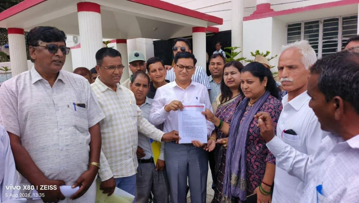 Villagers deprived of roads even eight decades after independence; threaten to boycott elections.